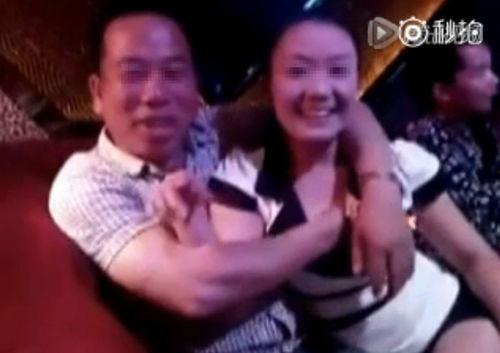 女生摸下面视频