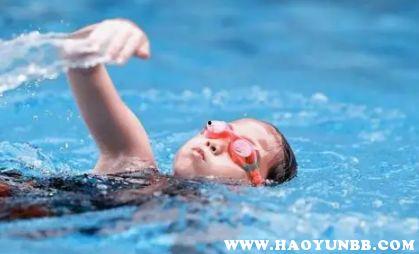 小孩子学游泳视频,快乐学泳记